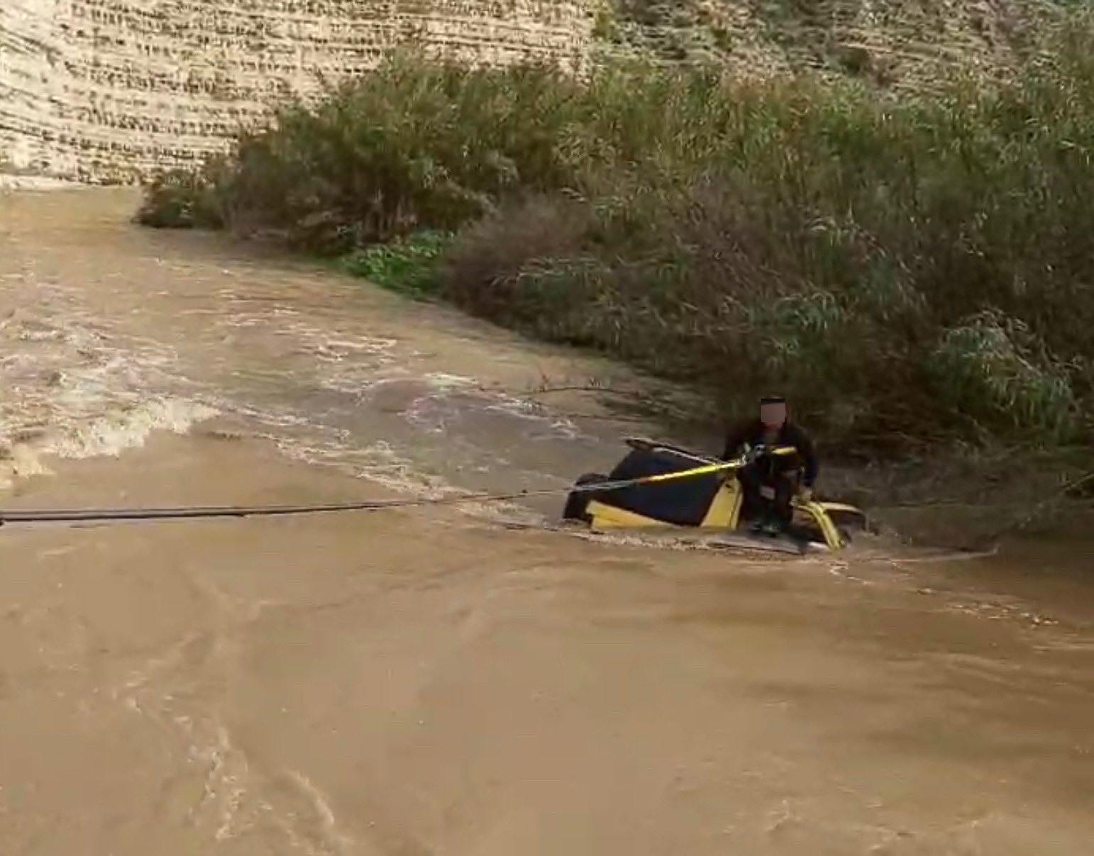Преодоление реки вброд. Бурлящая вода во сне. Бурлящая вода в реке. Упал в течение реки. Упал в течение реки.